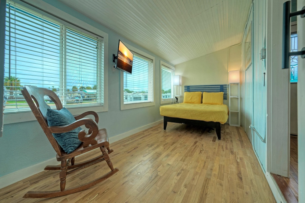 Port A Cottage by Avantstay Private Patio + Deck Designed for Groups view 3