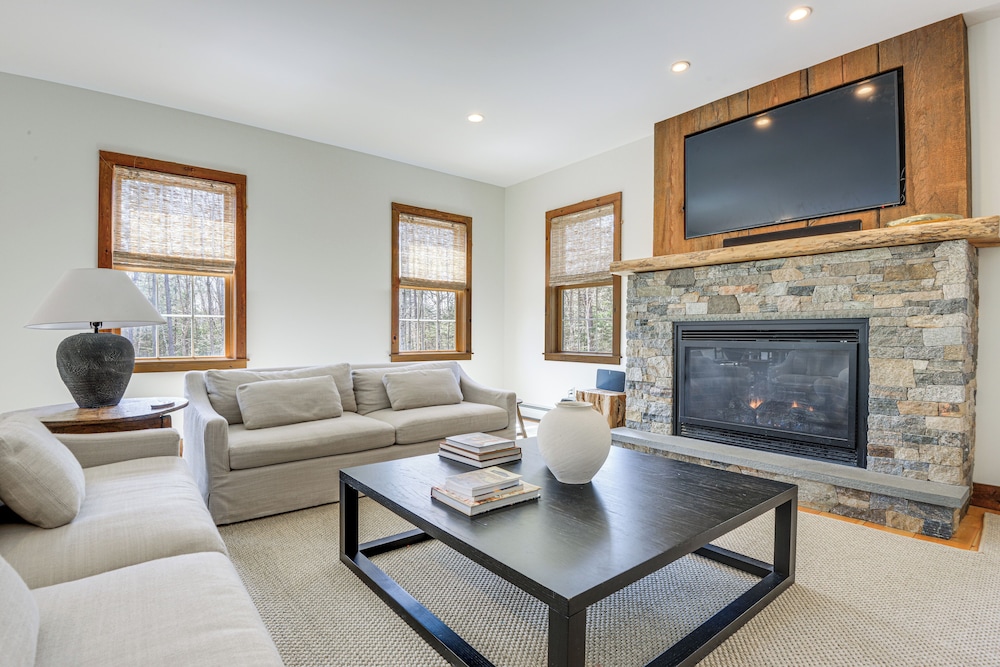 Deck & Fire Pit: All-season Wilmington Retreat