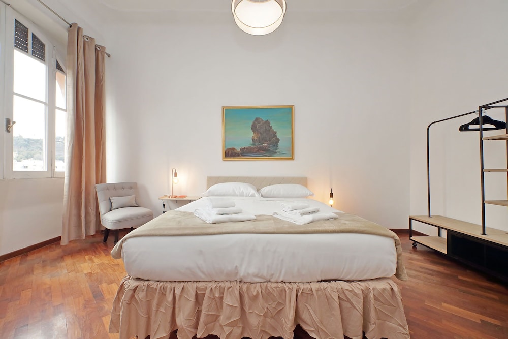 Giuliana Giant Apartment