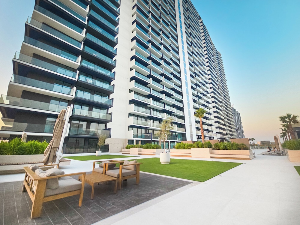 Easygo- Stylish 1bdr Binghatti Corner