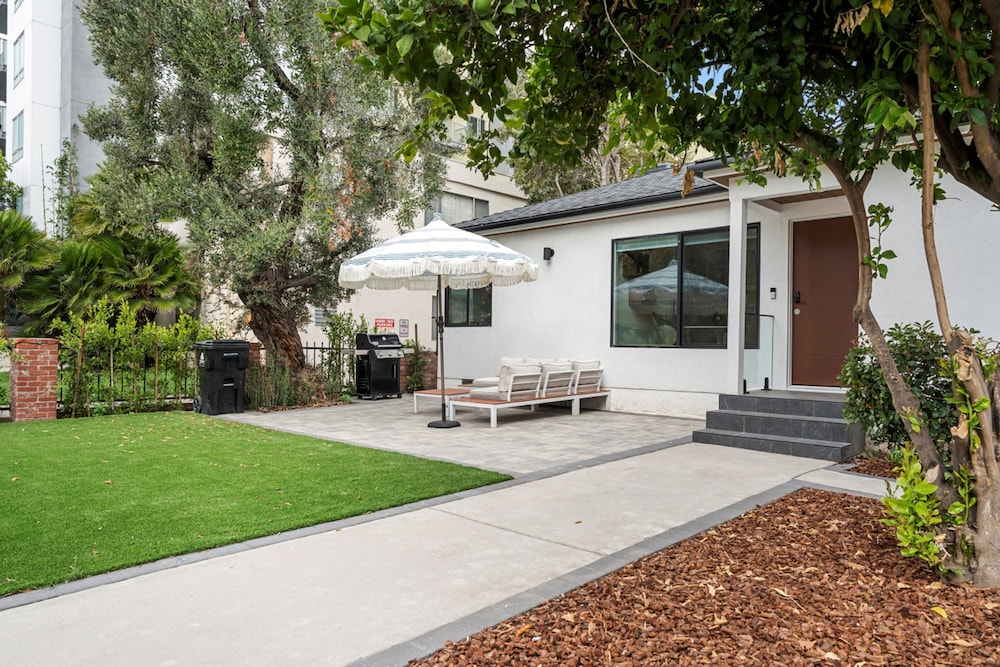 3BR House Fully Renovated 2025 Fenced Yard Patio Carport in Noho Arts District p85