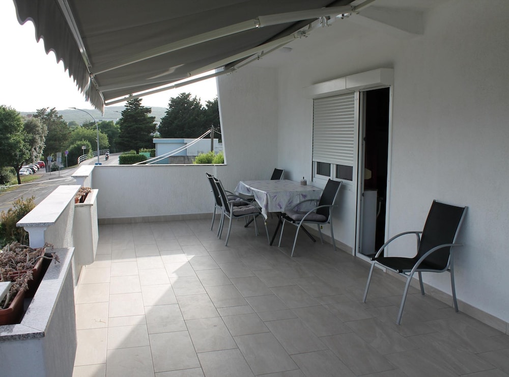 Serene Sea View Krk Apartment With Balcony