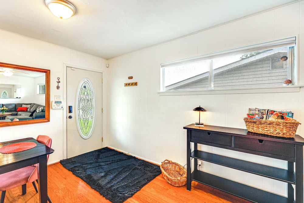 7 Mi to Dtwn San Antonio: Charming Home w/ Yard