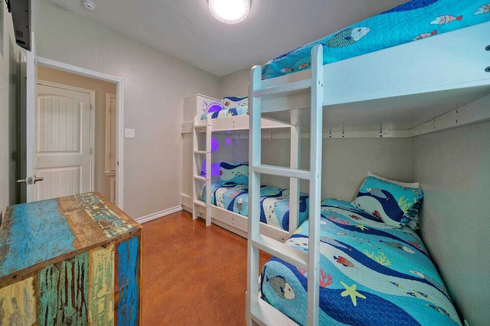 Sleeps 18 2 Beach Homes w/ 2 Pools, Playground, Covered Patios Pirates Bay