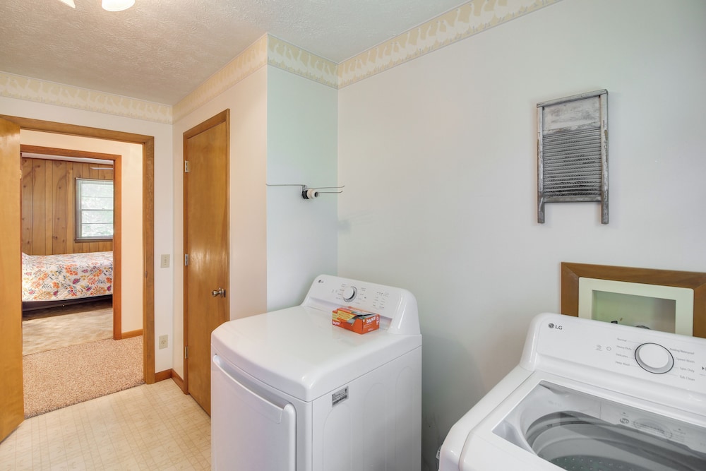 Family Home w/ Game Room! 1 Mi to Dale Hollow Lake