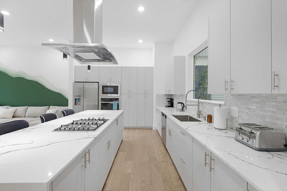 Houston 6 Bedroom Home