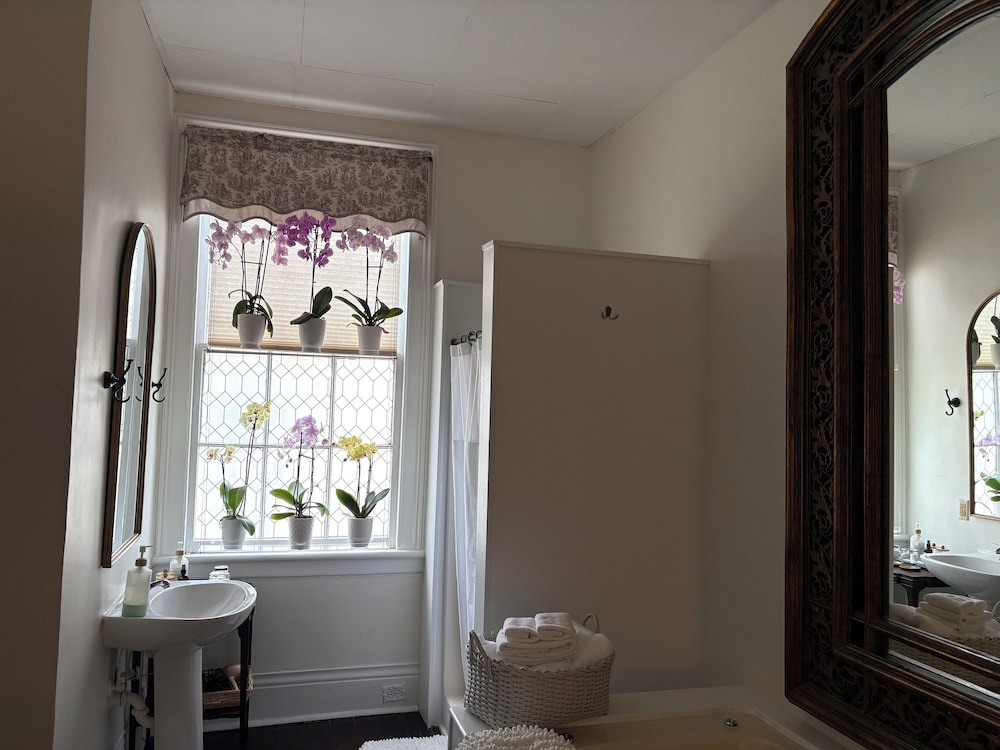 Chesnut Cottage Inn