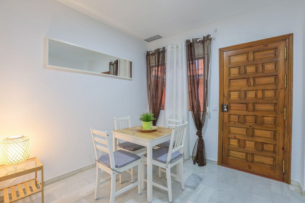 Divina in Sevilla With 1 Bedrooms and 1 Bathrooms