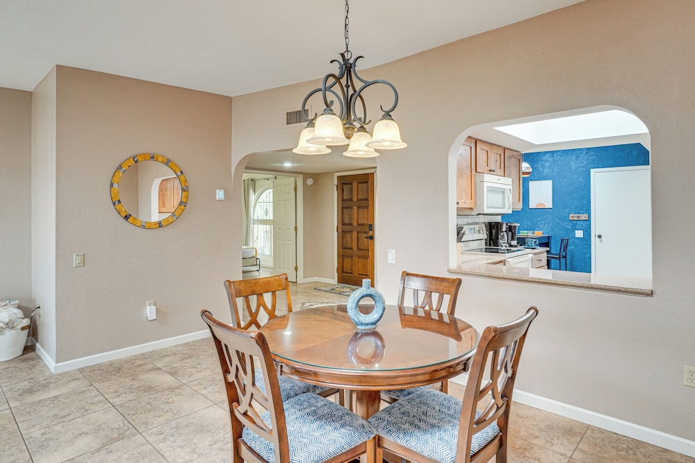 Quiet Townhome w/ Mountain Views in Green Valley