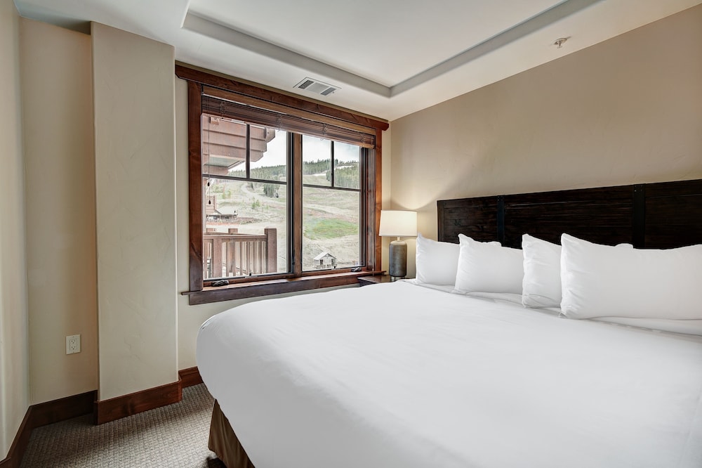 Luxury 4 Bedroom Condo on Peak 8 4 Condo view 2
