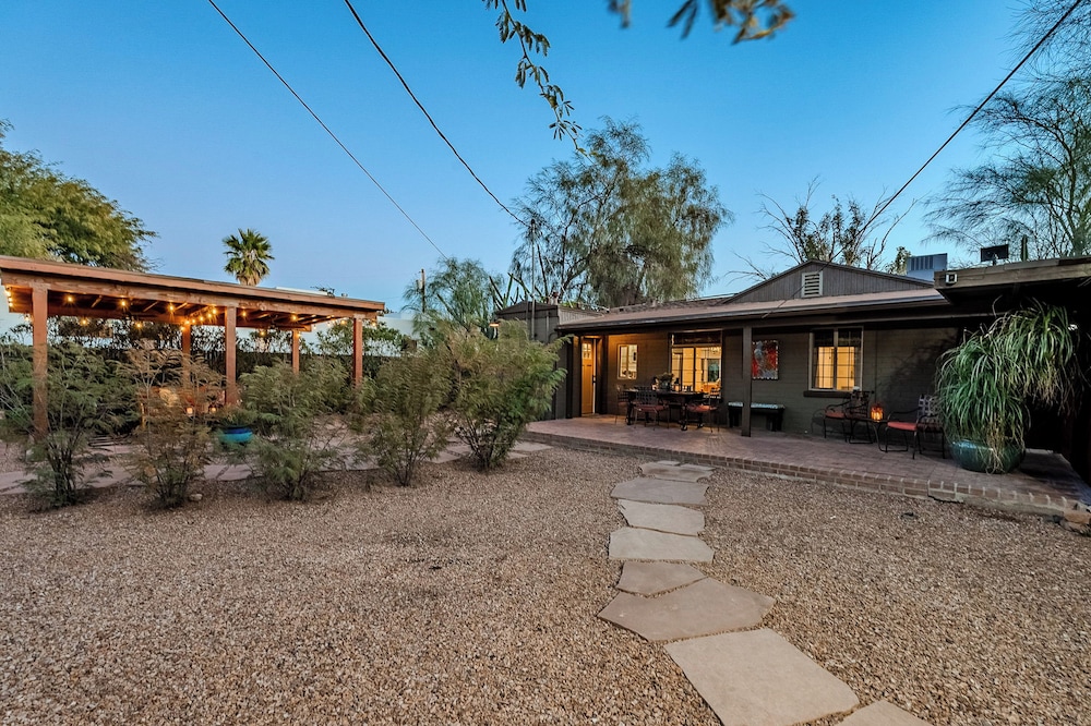 Gazebo, Patios & Grill: Colorful Tucson Retreat!