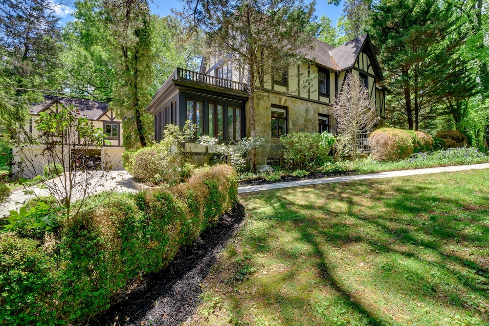 Stunning Clayton Tudor Home - Close to Downtown! view 4