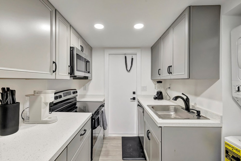 Sophisticated 2BR1BA Short Walk to Beach