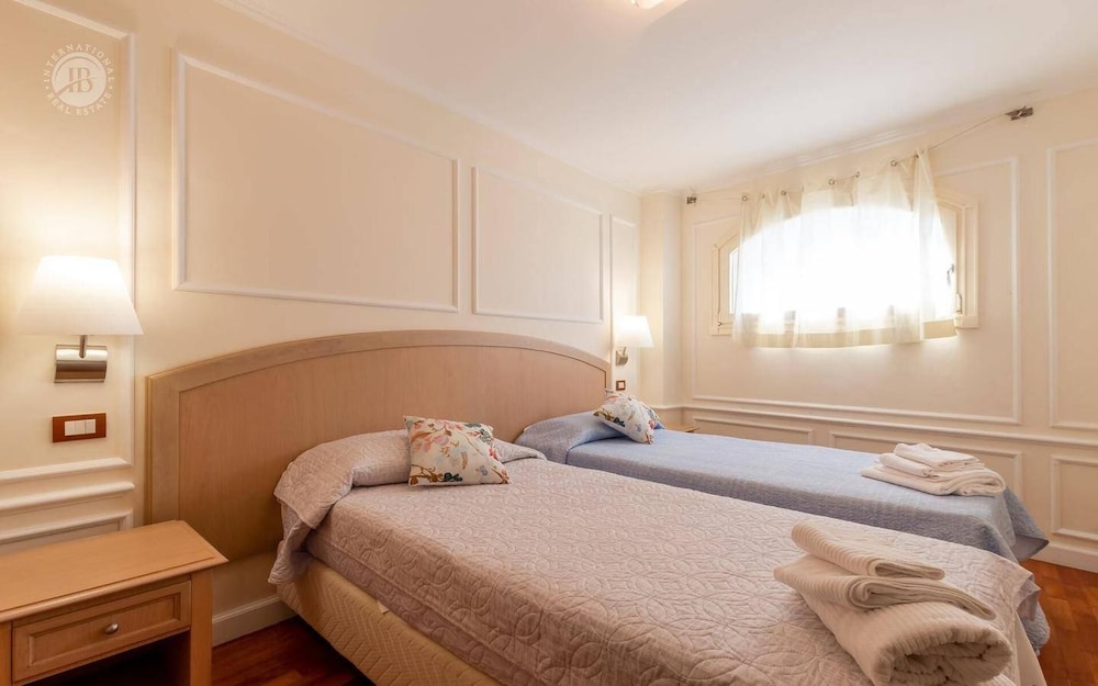 Villa Paradise-sleeps 20-pool-sea Views-pets photo 3
