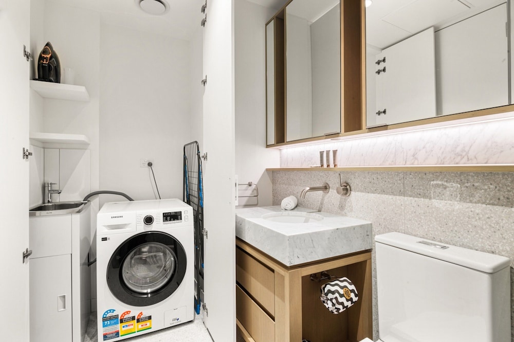 Brand-new 2-bed With Rooftop Access view 3
