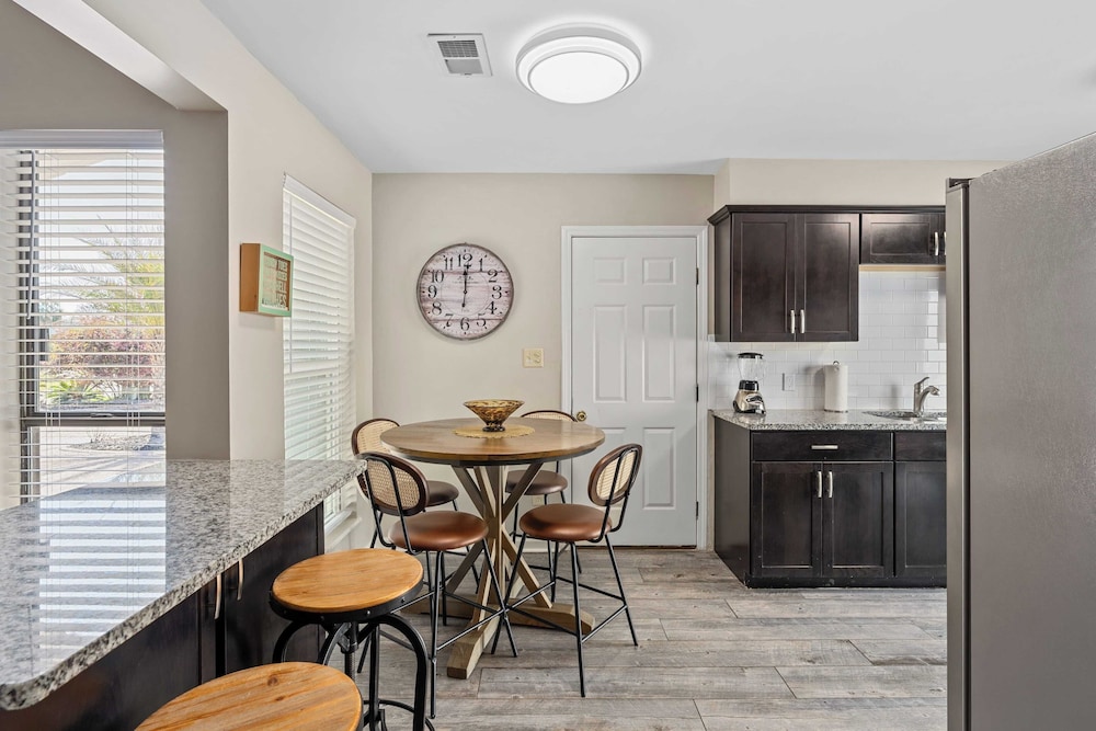 Spacious 3BR w/ Tiki Bar + Shared Pool Walk to Beach, Near 30A & Pier Park