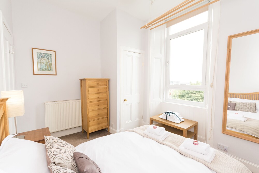 Beautiful City Center 2 Bed Apartment with Park View view 3