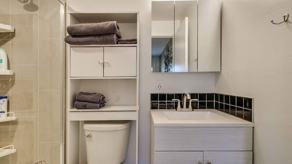 Charming Mid Town Guest House W/private Patio!