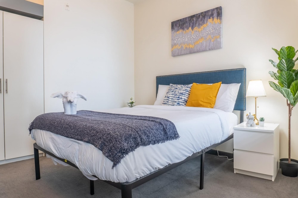 Cozy Downtown Loft Rooftop Patio BBQ Gym Coffee - Image 5