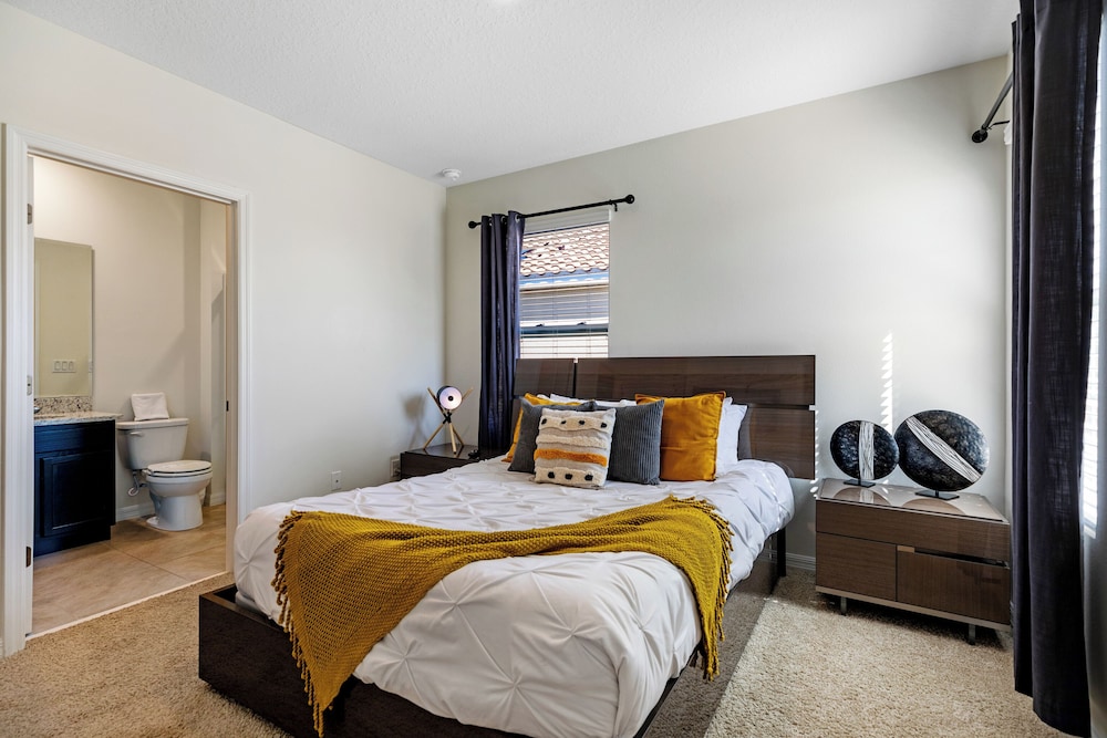 Solterra- LakeView - Private Pool & Spa