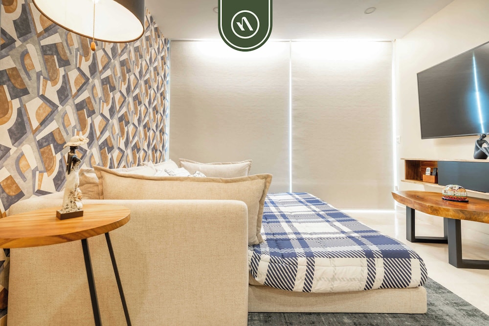 Elegant 1 BR Condo - Beachfront - Pools - King