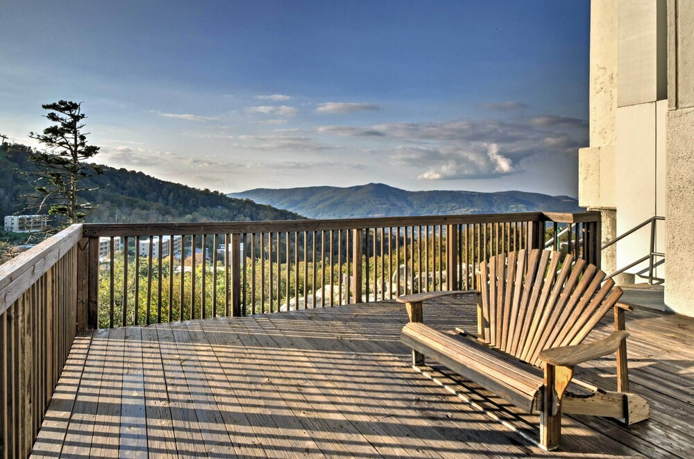 Slope Views & Ski In/out: Sugar Mtn Condo W/pool