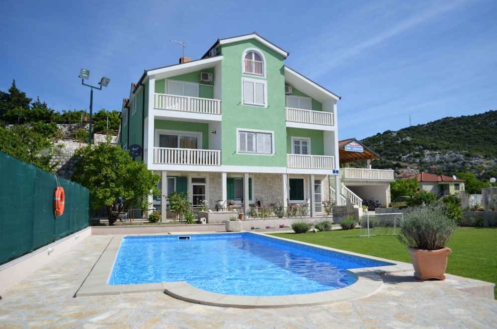 Villa Solo, Luxury Family app in Nature Park view 3