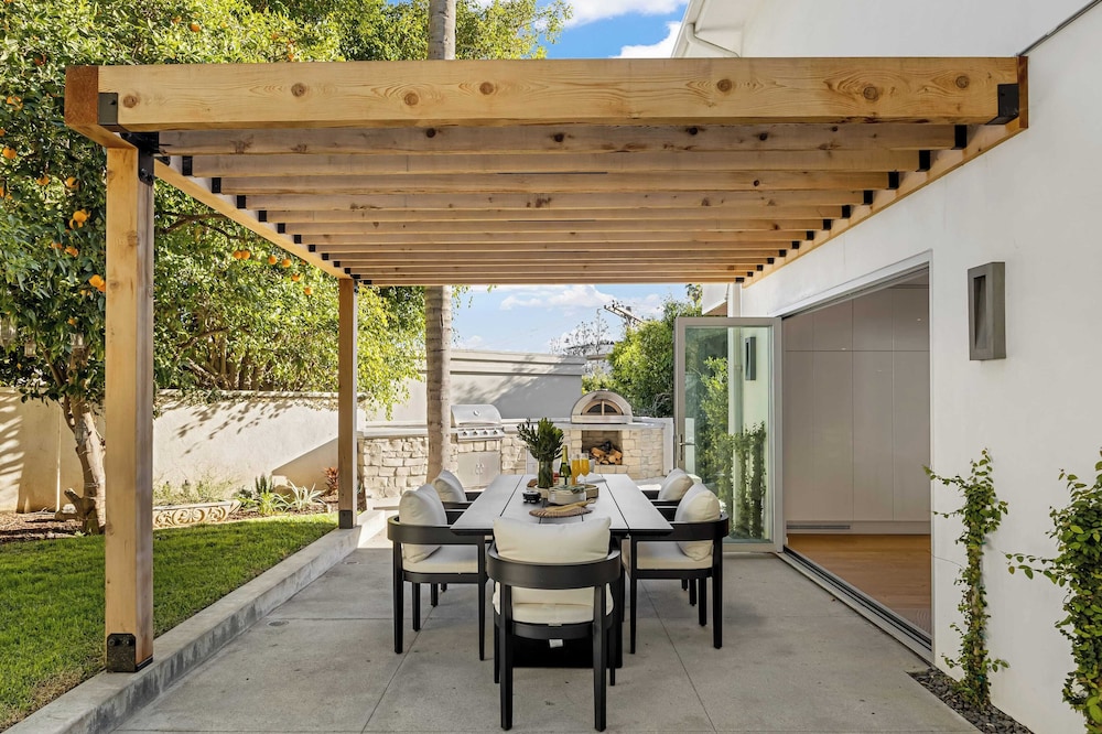 Luxury Hollywood Hills Home With Pool, Outdoor Dining & Iconic Views Skyline Chalet
