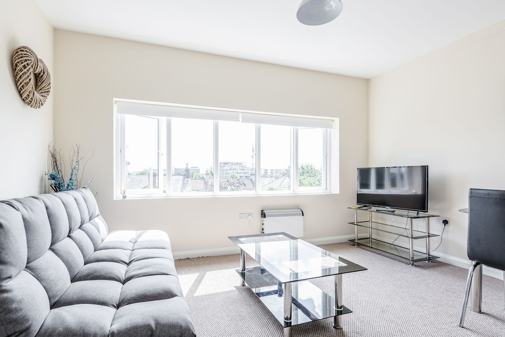 Home to Home Watford Apartment view 4