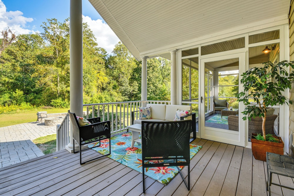 Mtn Views, Deck, Porches & Patio: Asheville Escape