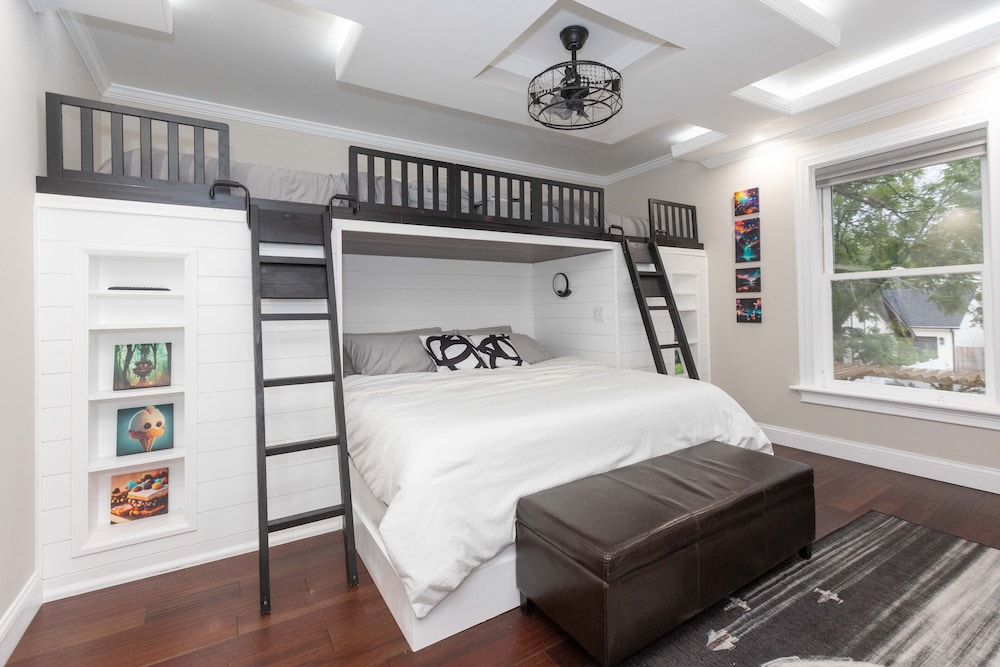 Its Showtime Historic Downtown Geneva Escape! view 3