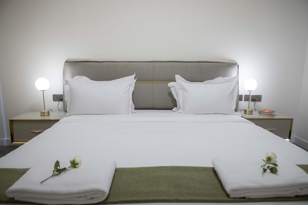 Capital Emerald Line 1 bed  by YourHost view 5