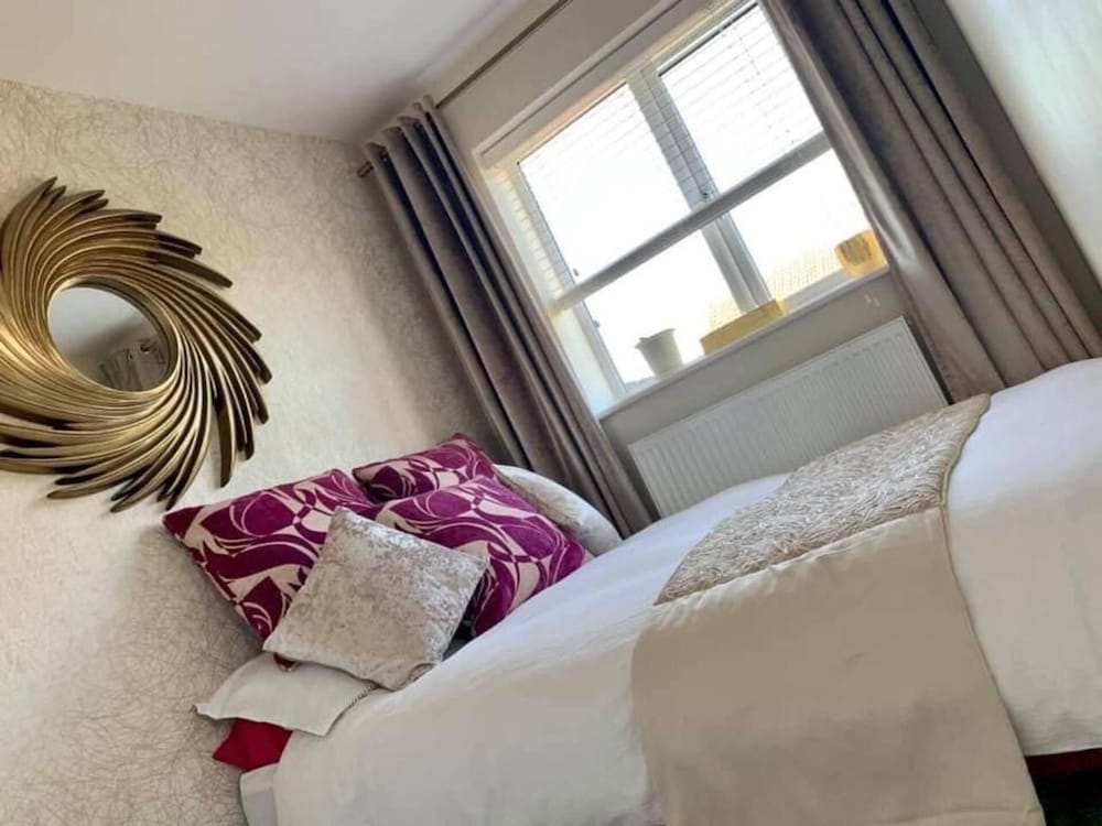 Charming 3-bed House in Bedworth Nec, BHX Airport, view 2