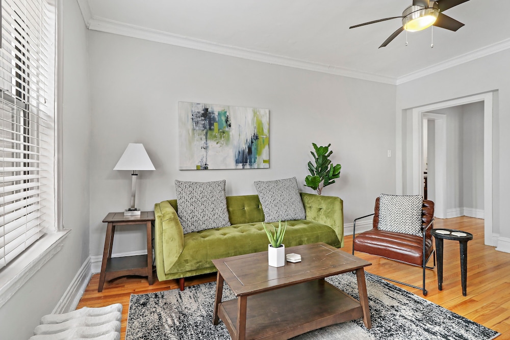 2BR City Apt Fast Wi-Fi Roscoe LakeView - Image 1