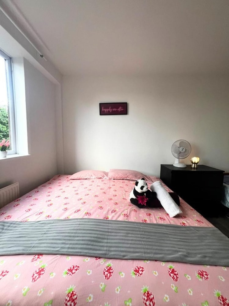 London Luxe Apartment - Spacious & Stylish