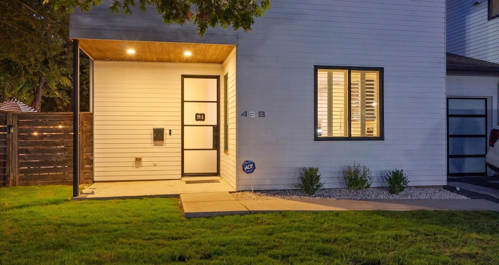 Spacious 5BR Austin Home With Backyard Fire Pit