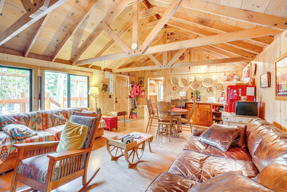 4 Mi to Lake Tahoe: Cozy Cabin w/ Deck!