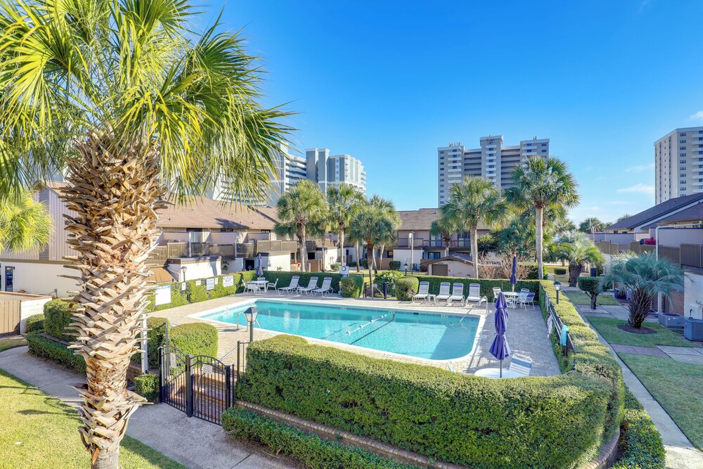 650 Feet to the Beach! Arcadian Shores Townhome