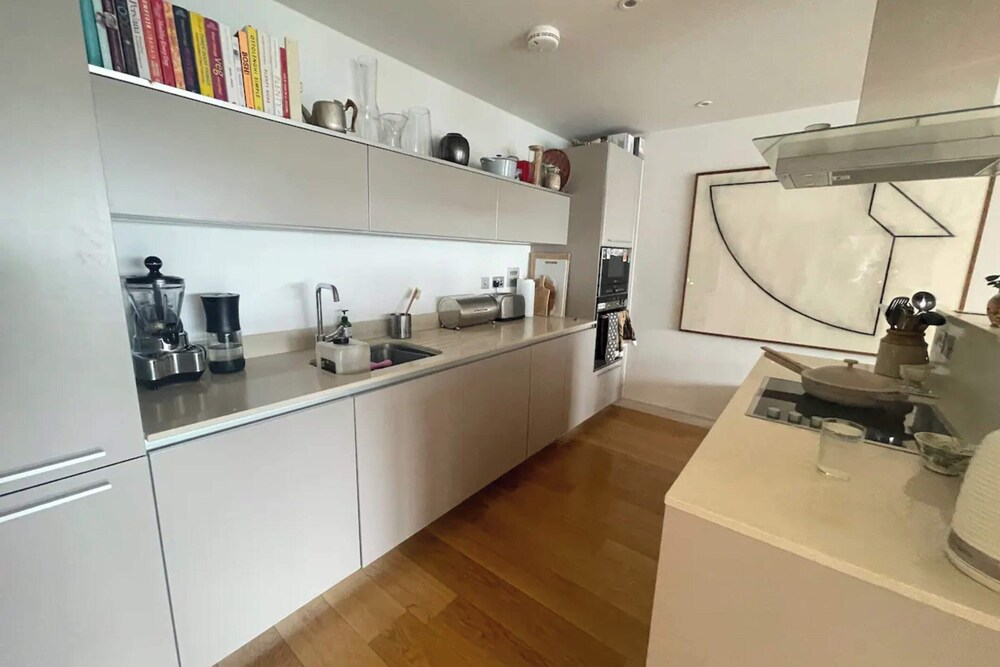 Chic 2BD Flat With Private Balcony - Greenwich