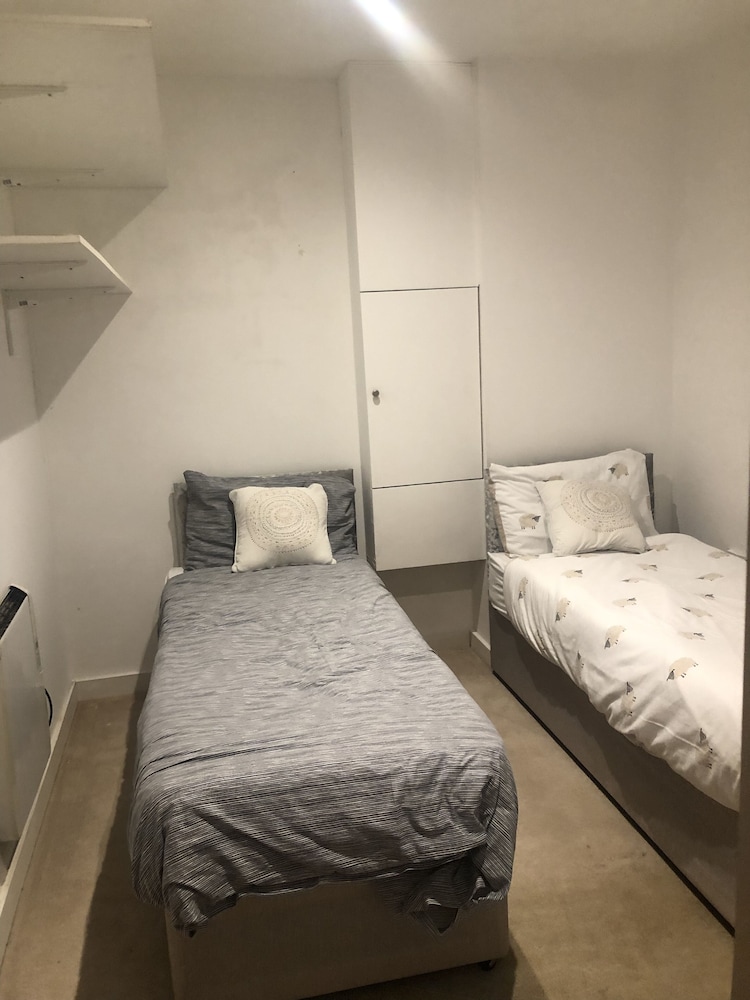 Captivating 1-bed Apartment in Southampton view 3