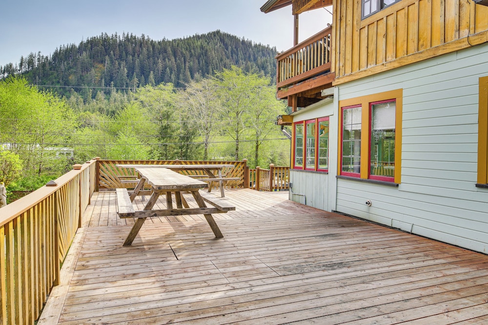 Salmon Return & Wildlife Roam: Ketchikan Getaway!