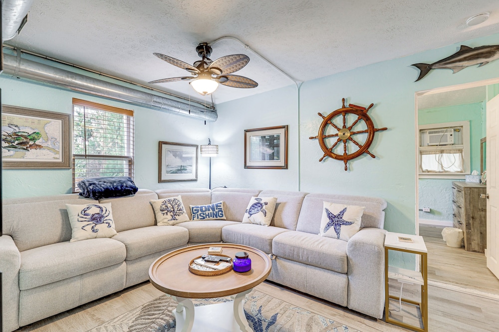 6 Mi to Beach: Riverfront Home in Ruskin!