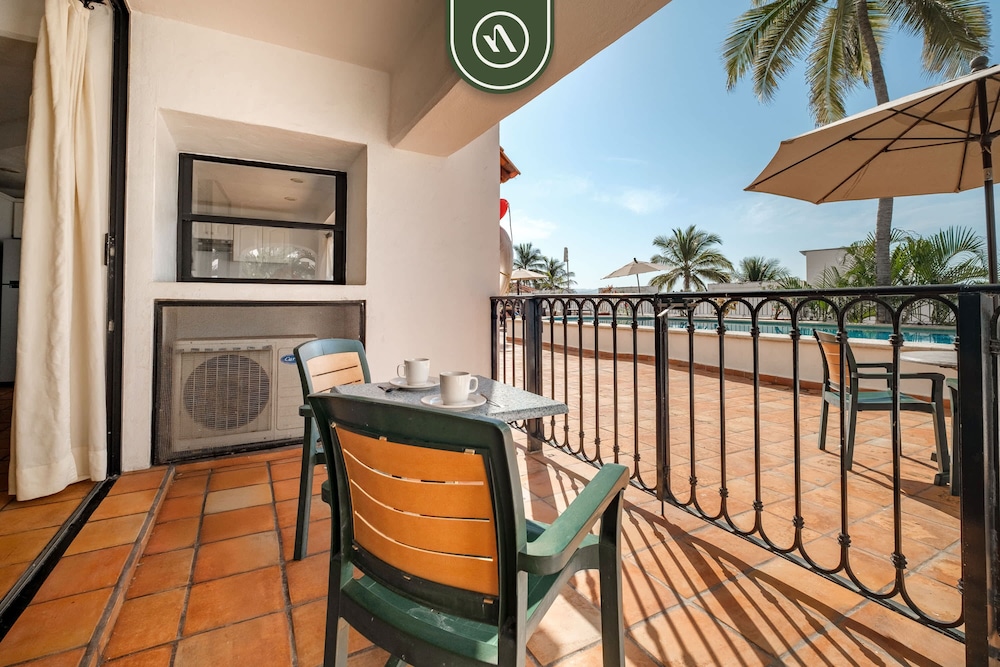 Amazing 2 BR Condo Overlooking the Pool - Romantic Zone