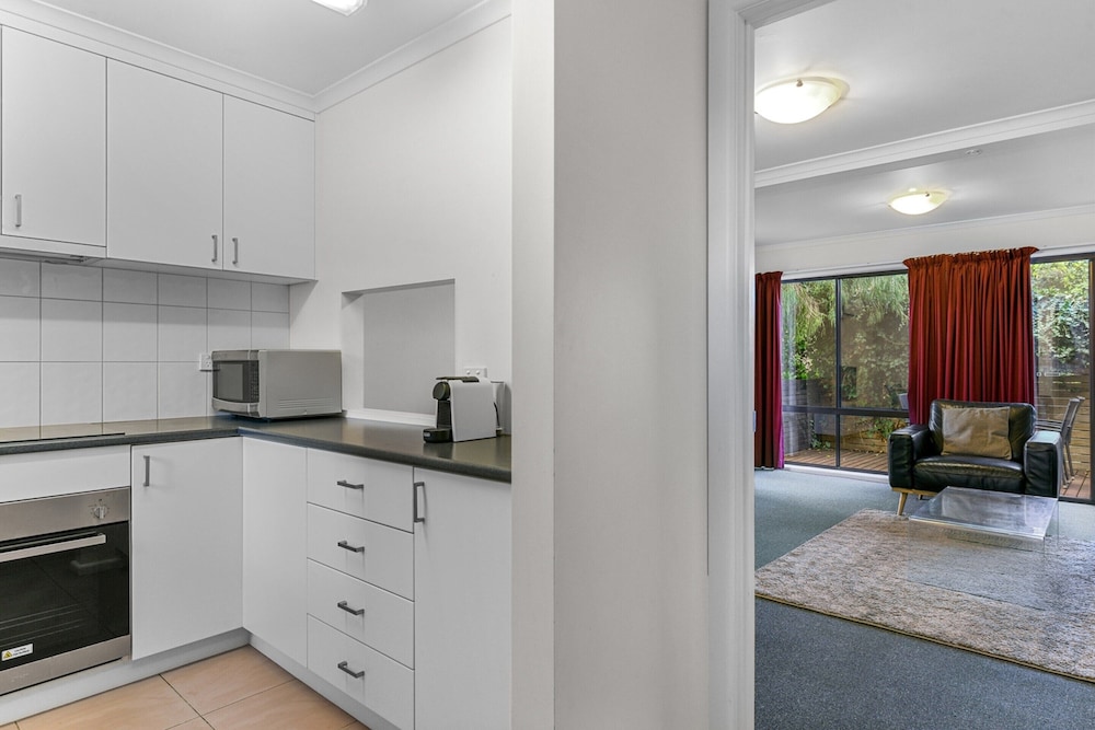 2-bed Townhouse Retreat in Sandy Bay With Parking