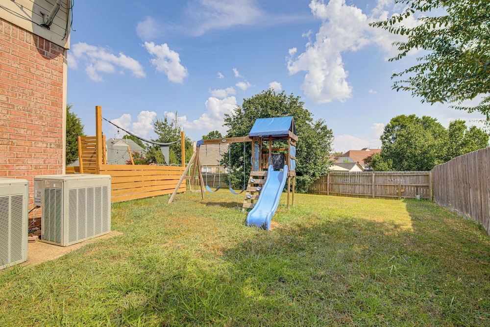 Residential Cul-de-sac: Suburban Memphis Hideaway!