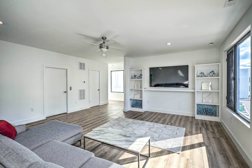 Spacious & Modern Townhome 6 Mi to Duke!