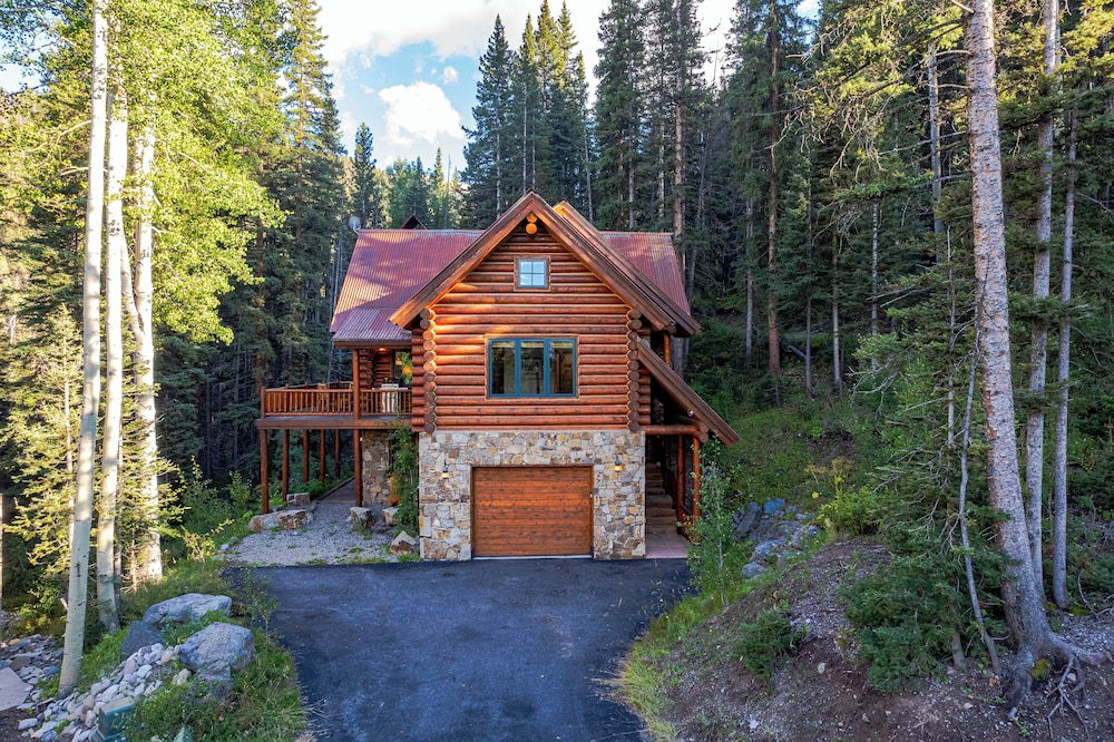 Stunning Views! Ski-in/out Mountain Village Cabin