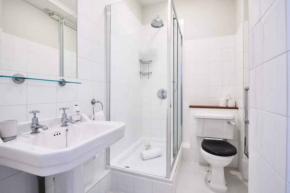 Sunny and Bright Flat, 2 Minutes From Hyde Park