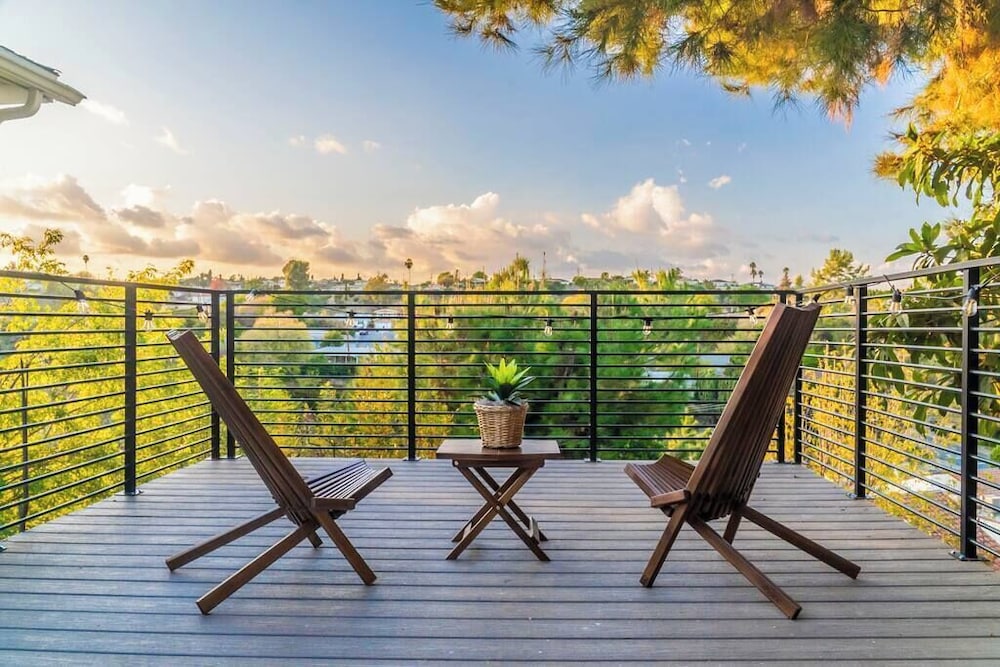 Stunning LA Luxury Retreat: Ideal for Work or Play