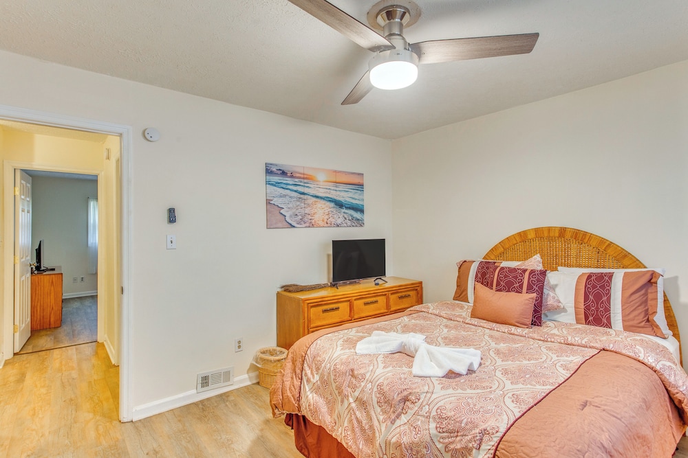 Walk to Myrtle Beach: Townhome w/ Pool Access